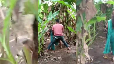 Khet Mai Chudai Karti Pakdi Gayi Bhabhi